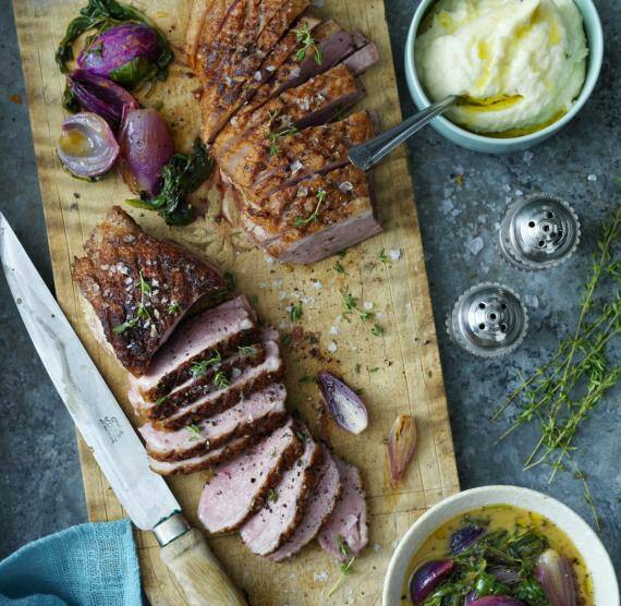 Brett mit geschnittener Entenbrust, Zwiebeln und Püree
