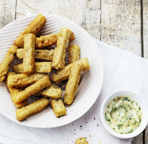 Auberginen-Pommes auf einem Teller, daneben Kräuter-Mayo