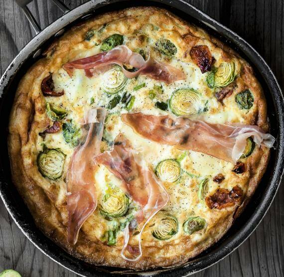 Pfanne mit Frittata mit Rosenkohl, Parmaschinken und Mozzarella