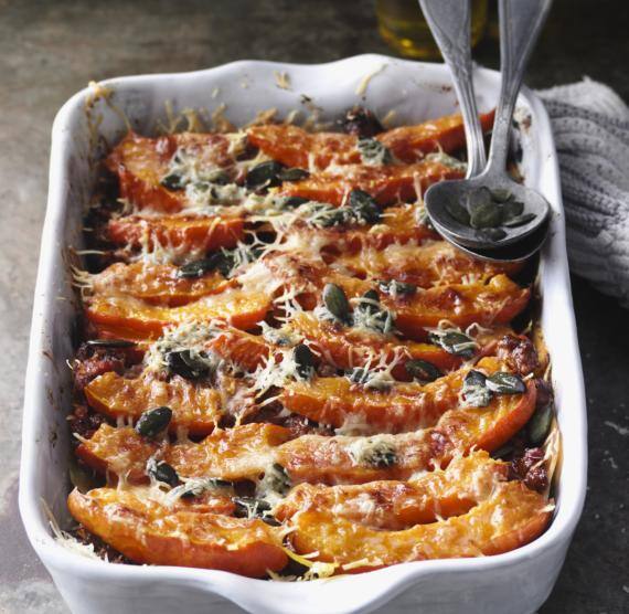 Kürbis-Hack-Lasagne mit Parmesan in einer weißen Auflaufform