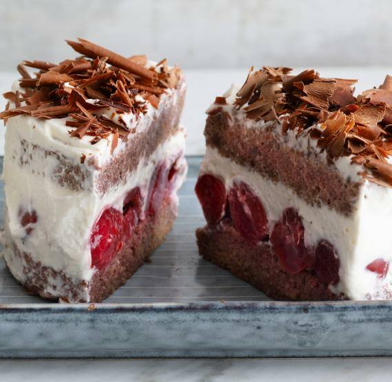 Schwarzwälder-Kirsch-Törtchen auf einem Blech, angeschnitten