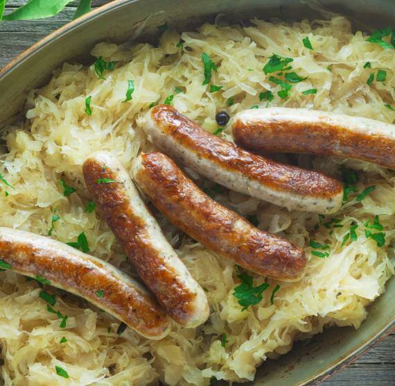 Pfanne mit Sauerkraut mit Bratwürsten