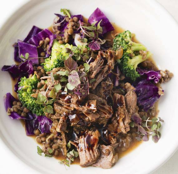 Teller mit Fleisch, Brokkoli, Linsen und Rotkohl