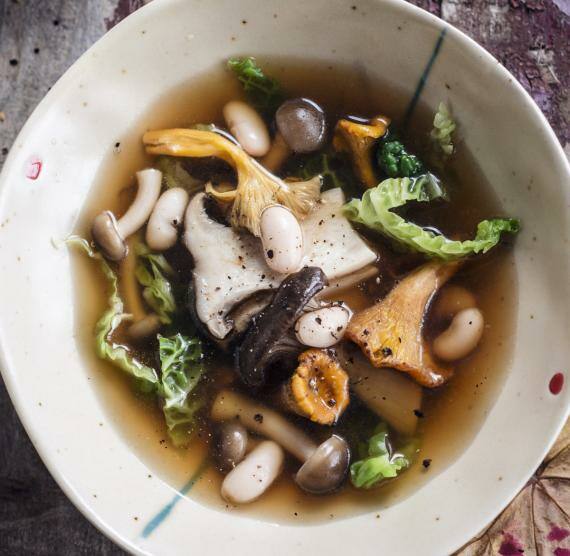 Suppe mit Pilzen, Wirsing und weißen Bohnen