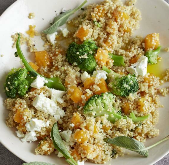 Quinoa und Kürbis mit Brokkoli und Fetabröseln ineinem tiefen Teller
