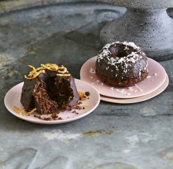 Gugelhupf auf kleinen rosa Tellern und Servierplatte