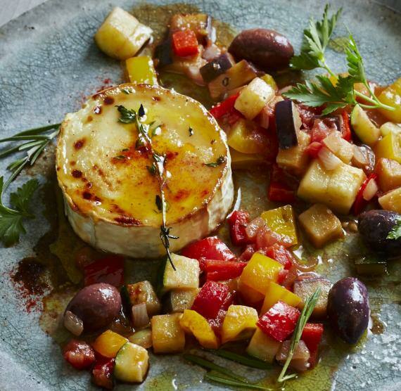 Teller mit Zigenkäse, Gemüse und Oliven