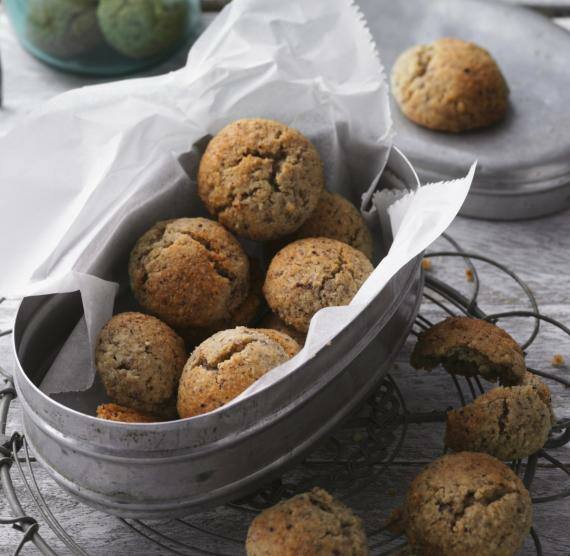 Amarettokekse in einer Metallbox und einem Glas