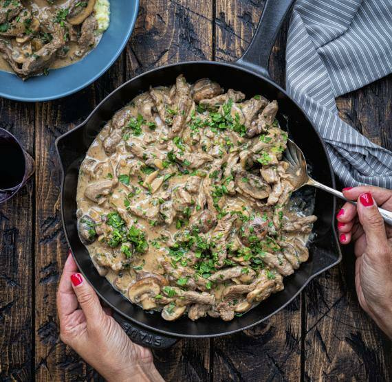 Topf mit Boeuf Stroganoff aus Rindfleisch, Champignons und brauner Sauce