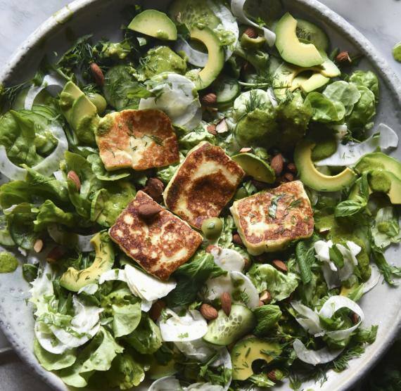 Grüne Salatmsichung mit Halloumi und Avocadospalten