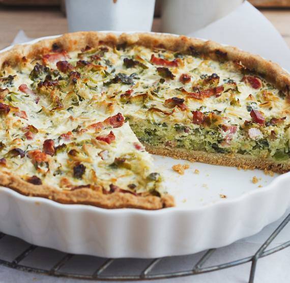 Quiche in Auflaufform mit Speck und Lauch