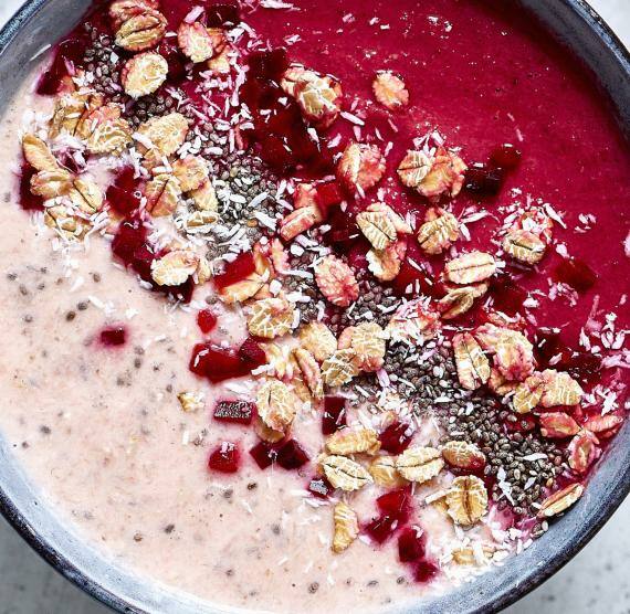 Smoothie Bowl Rot und Rosa mit Flocken und Chiasamen
