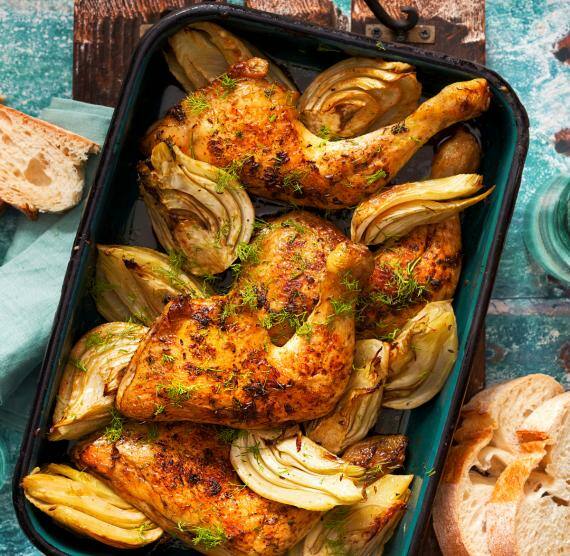 Auflaufform mit Hähnchenkeulen und Fenchel