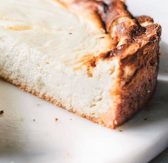 Low Carb Käsekuchen auf einer Kuchenplatte