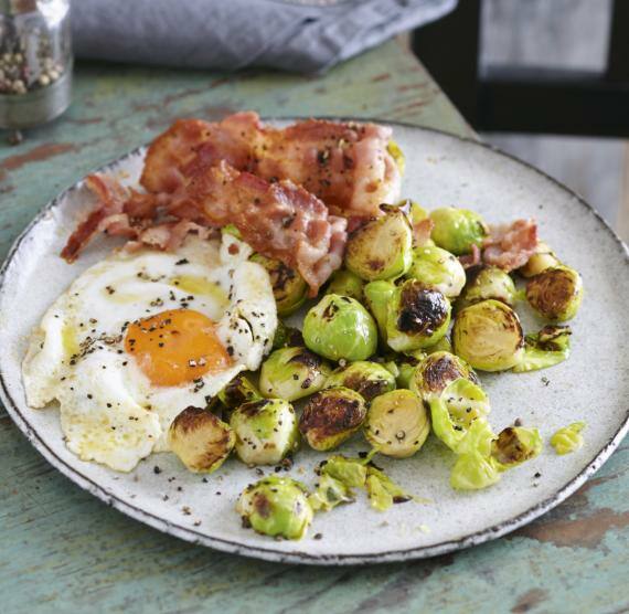 Teller mit geröstetem Rosenkohl, Spiegelei und Bacon