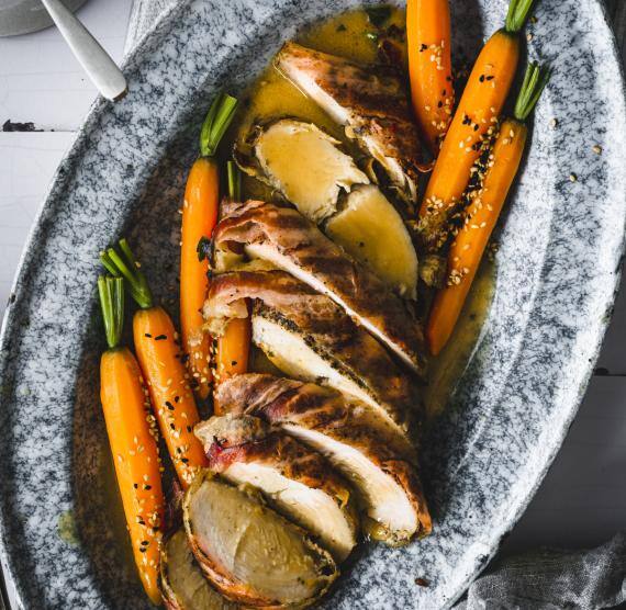 Geschnittener Putenbraten in Bratensauce mit Sesam-Karotten