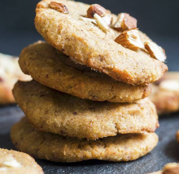 Runde Plätzchen mit Mandelstückchen gestapelt