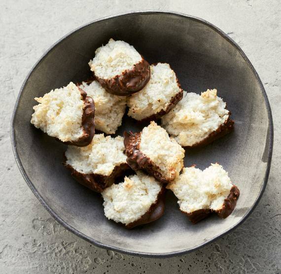 Kokosmakronen ohne Oblaten in einem tiefen Teller