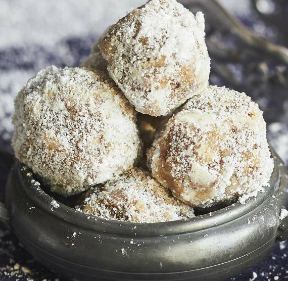 Schneebälle auf einem Teller