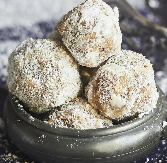 Schneebälle auf einem Teller