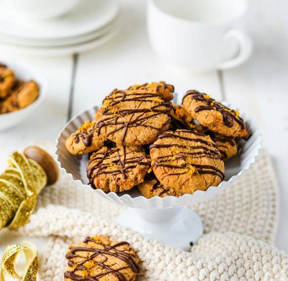 Plätzchen in einer Schale mit Schoko