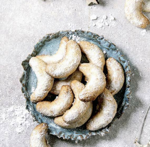 Blauer Teller mit Vanillekipferl und Puderzucker