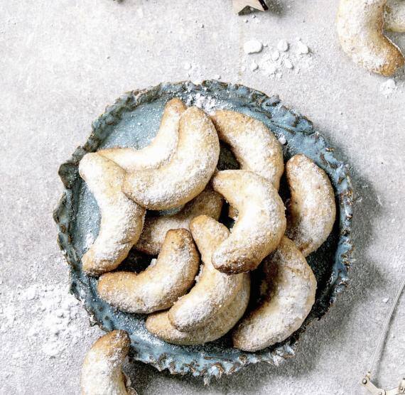 Blauer Teller mit Vanillekipferl und Puderzucker