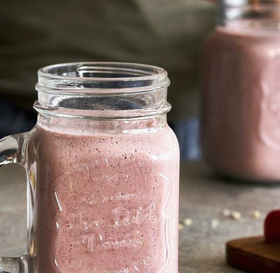 Henkelgläser mit Erdbeer-Proteinshake