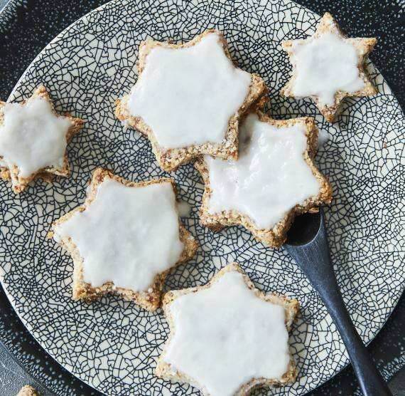 Zimtsterne auf einem gesprenkelten Teller
