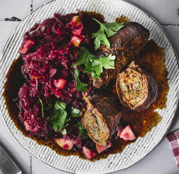 Teller mit Rotkohl und Rouladen