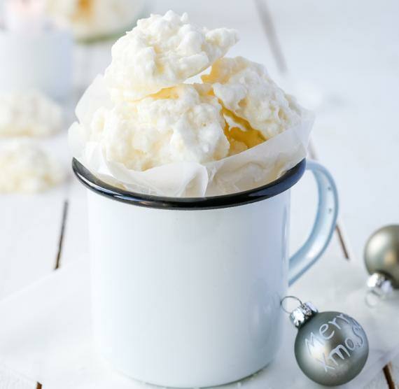Kokosmakronen in einem Becher auf Tisch