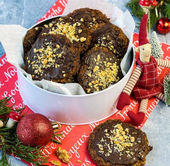 Plätzchen mit Schokoglausur und Nüssen in Schale mit Weihnachtsdeko