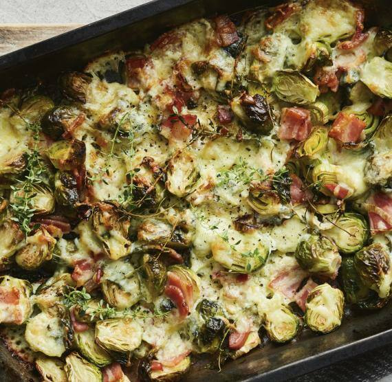 Auflaufform mit Rosenkohl, Bacon und überbacken mit Käse