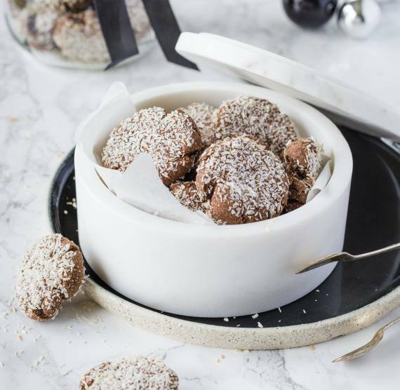 Schoko-Plätzchen mit Kokosraspeln in Schale