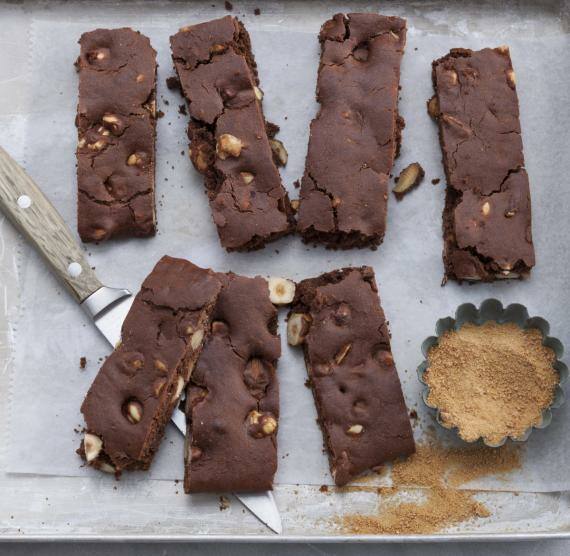 Berliner Brot mit Haselnüssen auf Backblech