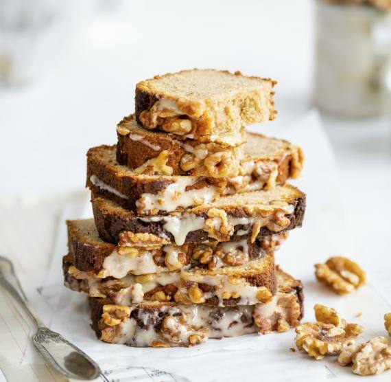 Gestabelte Bananenbrot-Scheiben mit Zuckerguss und Walnusskernen