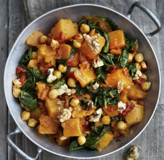 Topf mit Kürbis, Spinat, Kichererbsen und Walnüssen