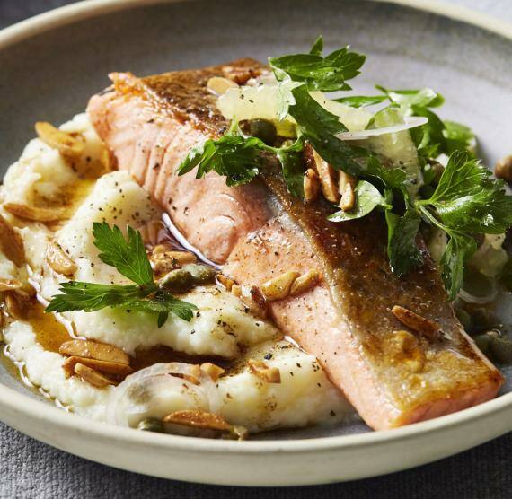 Lachs auf Püree mit Mandeln und Braunerbutter