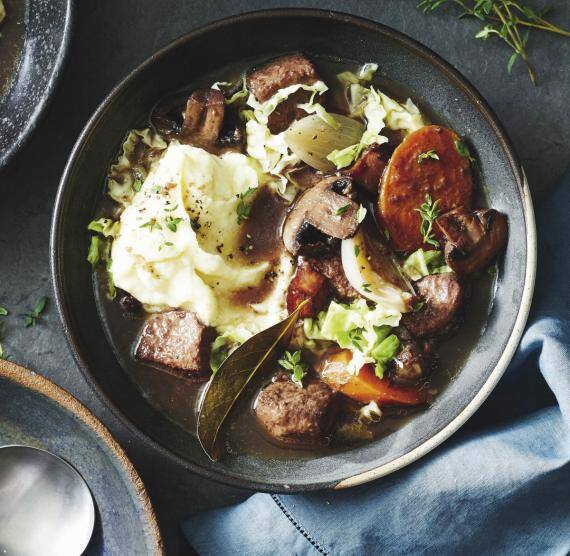 Schalem mit Eintopf mit Pilzen,Karotten, Kohl und Püree