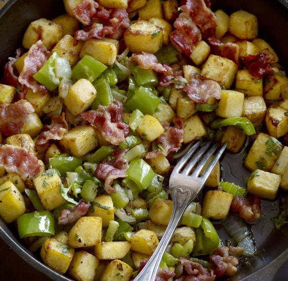 Pfanne mit Steckrübenwürfel, Paprika und Bacon mit Gabel