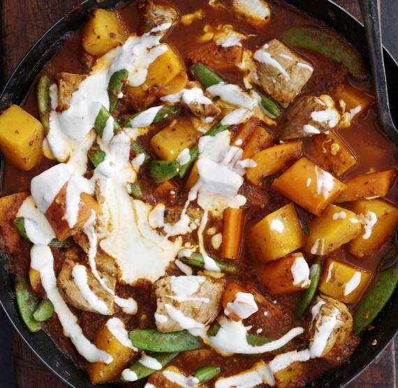 Pfanne mit Putenfleisch, Kürbis, Bohnen und Joghurt