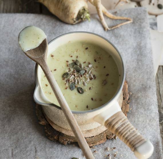 Heller Topf mit Cremesuppe und Saatentopping