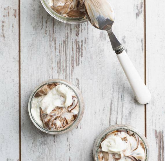 Sahniges Schokomousse in einem Glas mit Löffel