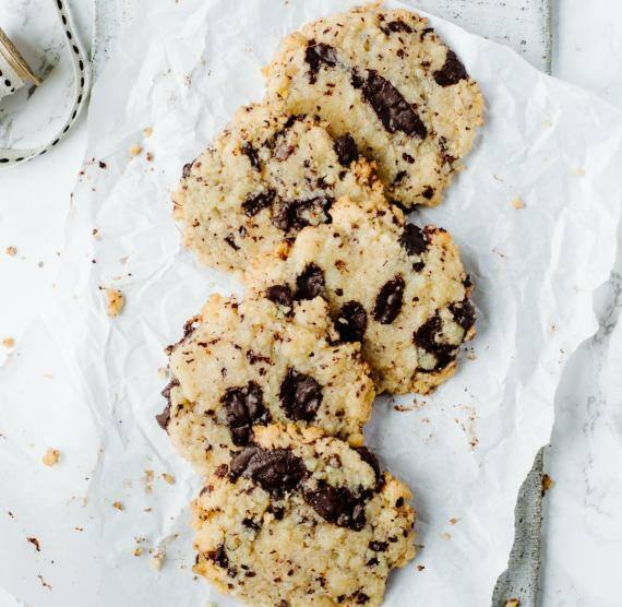 Kekse mit Schoko aus Tuch auf Brett mit Deko