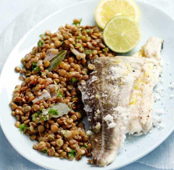 Teller mit Linsensalat, Kabeljau in Salzmantel und Zitronen