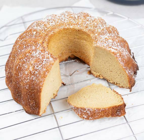 Gugelhupf auf einem Gitter mit Puderzucker