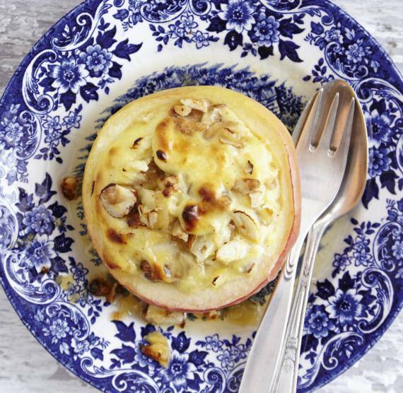 Auflaufform und Teller mit Bratapfel mit Füllung
