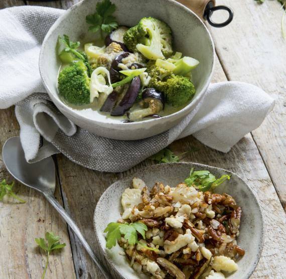 Schüssel mit Brokkoli- und Auberginen-Curry, daneben Schälchen mit Pekannuss-Blumenkohlreis