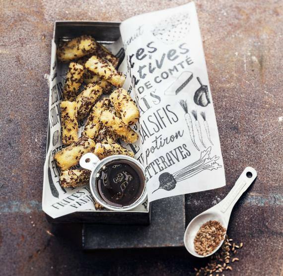 Ausgelegte Box mit Schwarzwurzel-Fritten mit Sesam