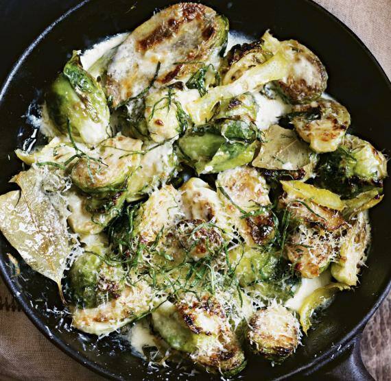 Rosenkohl mit Käse überbacken in einer Pfanne